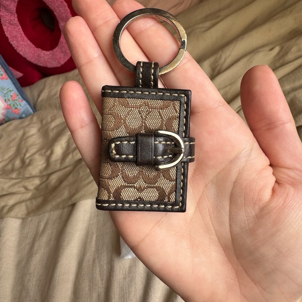 SOLD - RARE Coach brown photo keychain🤎🪽